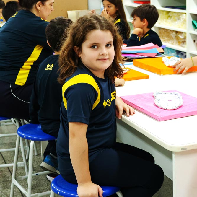 Alunos desenhando em folha de papel