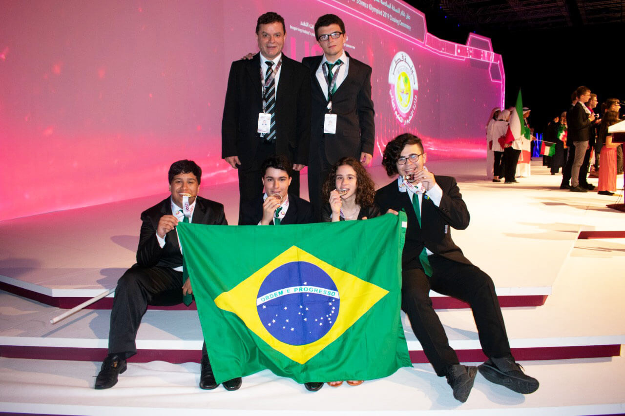 Olimpíada Internacional Júnior de Ciências – No Catar, alunos do Objetivo conquistam ouro e prata