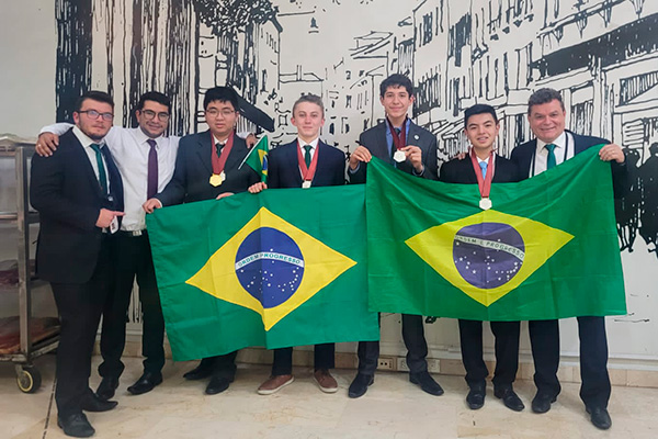 IJSO 2022 – Olimpíada Internacional Júnior de Ciências premia alunos do Objetivo com ouro e prata
