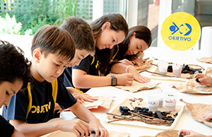 Viagem ao passado: alunos do 5º ano recriam arte rupestre com criatividade e consciência ambiental