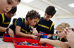 5º ano recria o ENIAC com LEGO e descobre as mulheres pioneiras da tecnologia