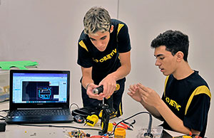 Laboratório de Robótica de Competição do Colégio Objetivo: projetar, construir e programar robôs